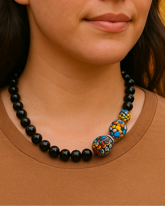 FACETED ONYX NECKLACE WITH SIDE COLORED SPHERE
