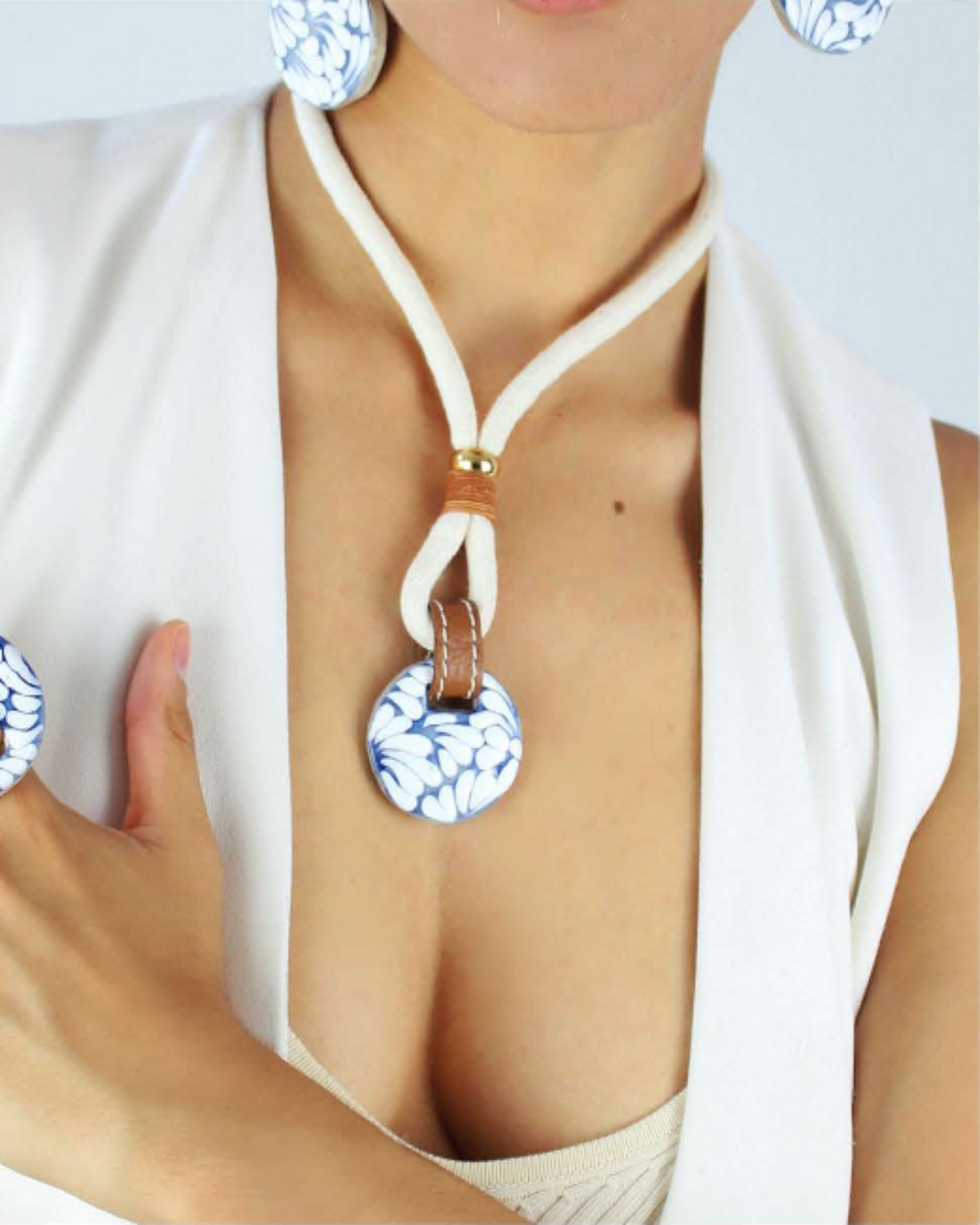 COLLAR CORDON BEIGE, PIEL Y CIRCULO MEDIANO TALAVERA