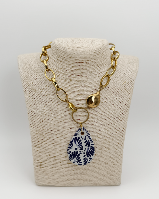 COLLAR GOTA PERLA CHAPA