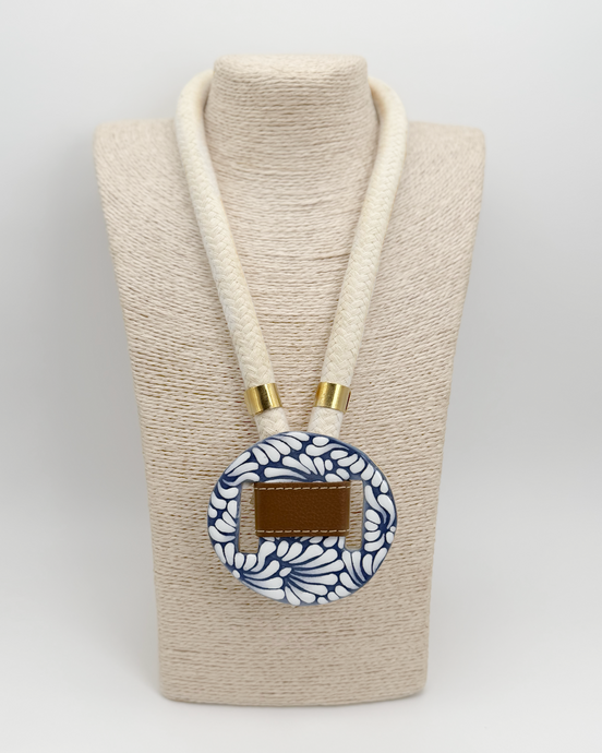 COLLAR CORDON BEIGE GRUESO, PIEL ANILLOS DORADOS, Y CIRCULO DE TALAVERA GRANDE