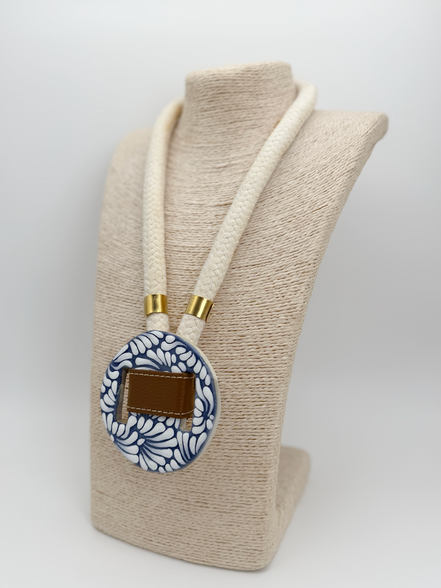 COLLAR CORDON BEIGE GRUESO, PIEL ANILLOS DORADOS, Y CIRCULO DE TALAVERA GRANDE