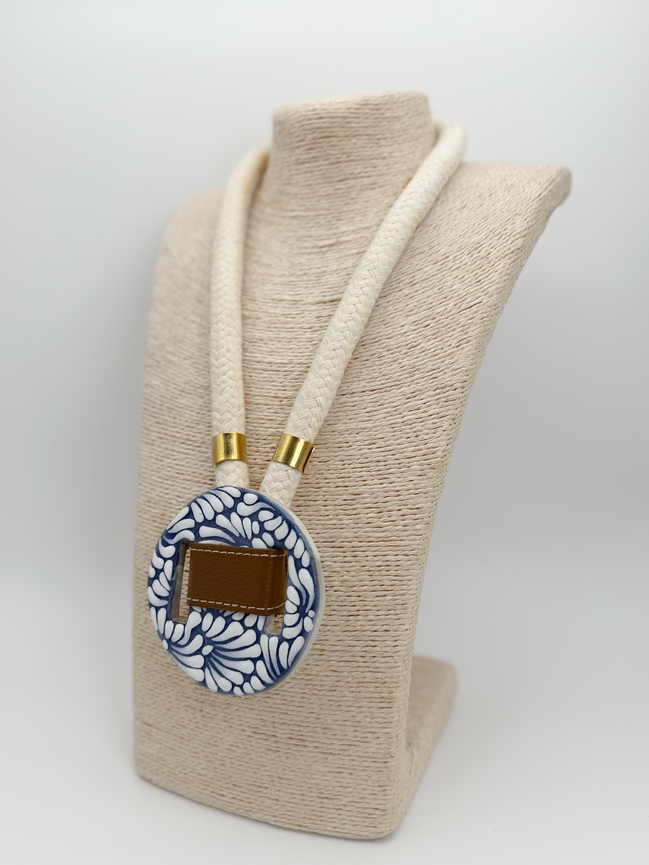 COLLAR CORDON BEIGE GRUESO, PIEL ANILLOS DORADOS, Y CIRCULO DE TALAVERA GRANDE