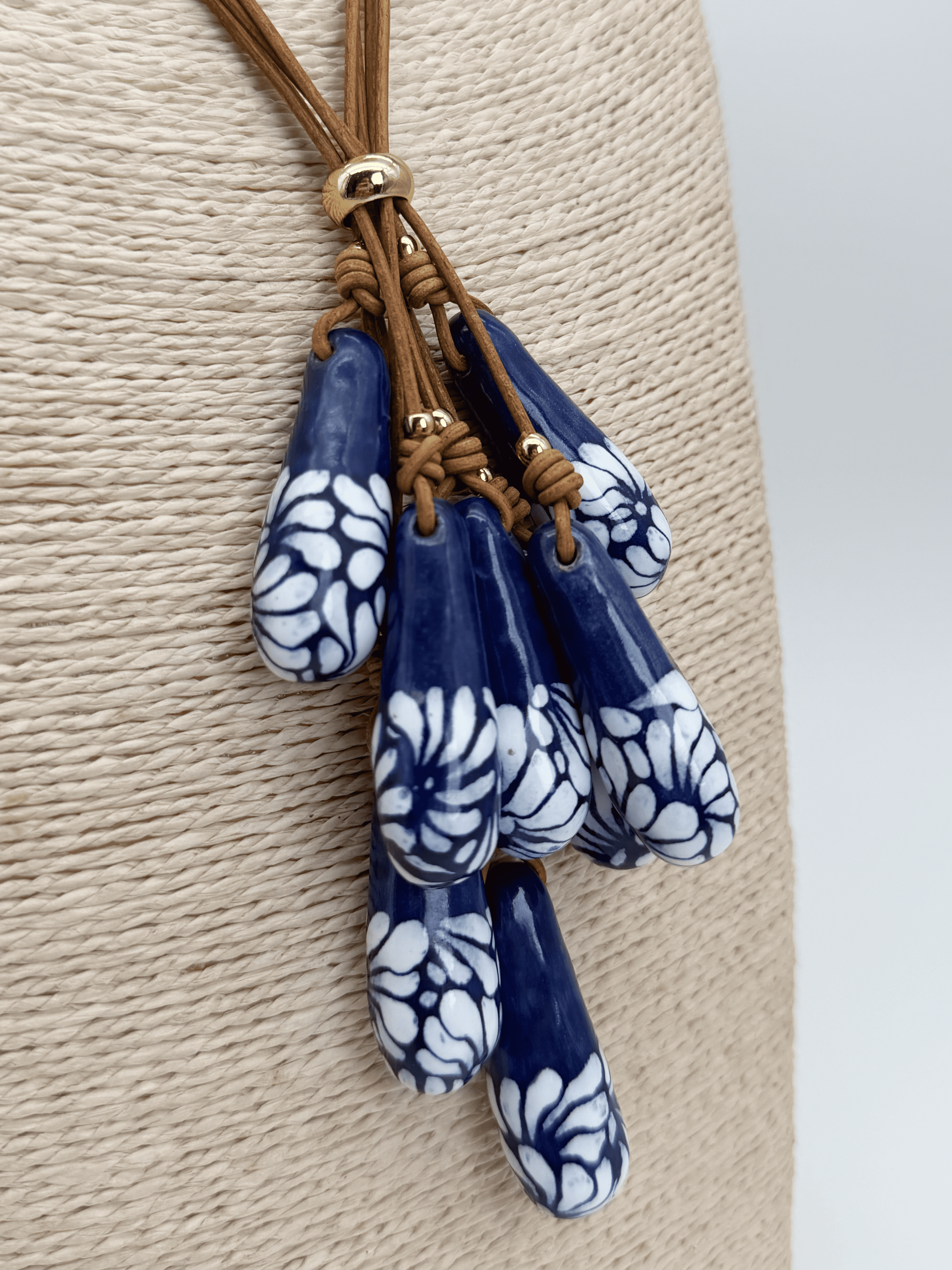 LONG NECKLACE CORD VERTICAL DROPS AND PEARL
