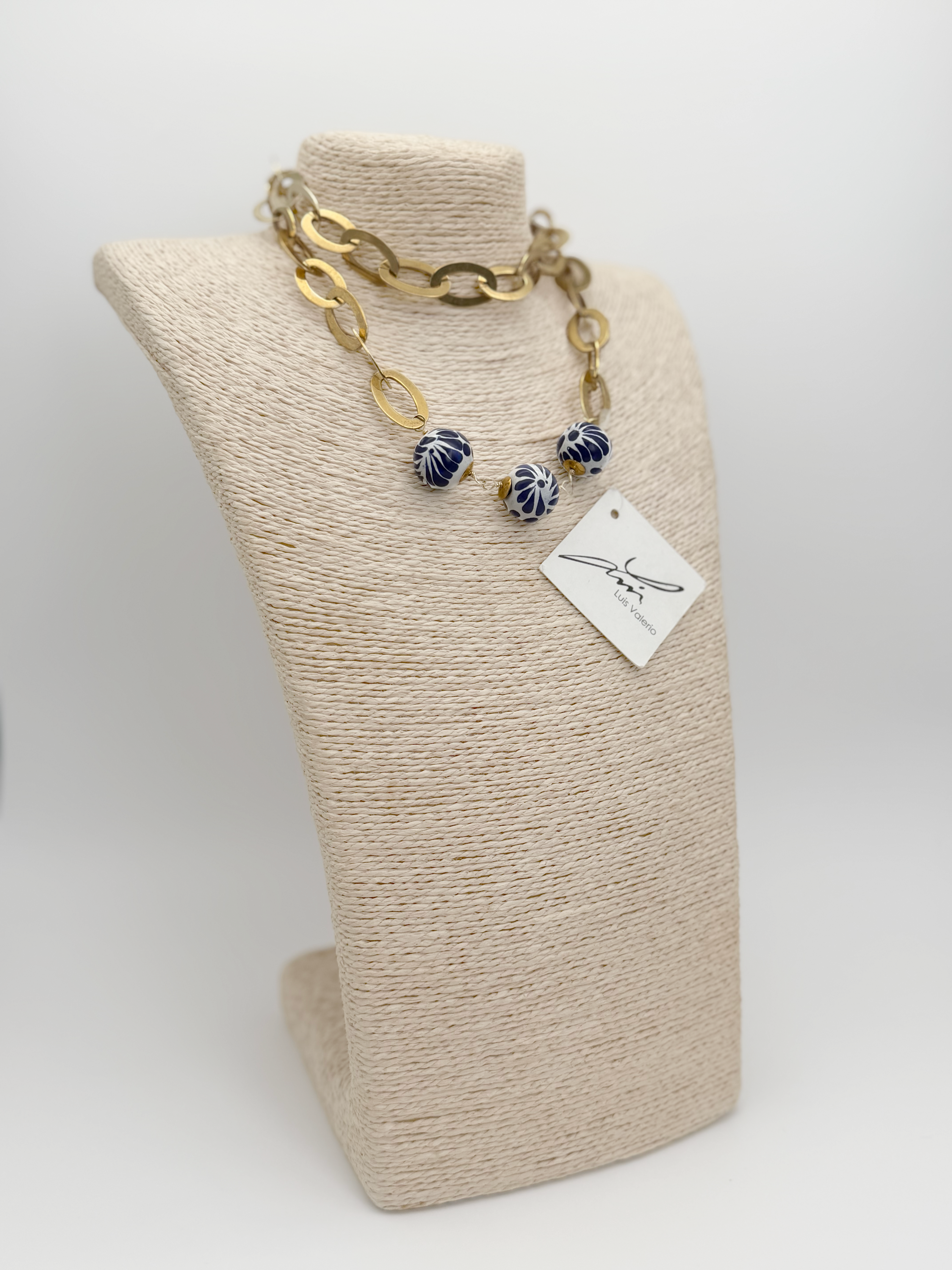 COLLAR LARGO ESFERAS LATERAL