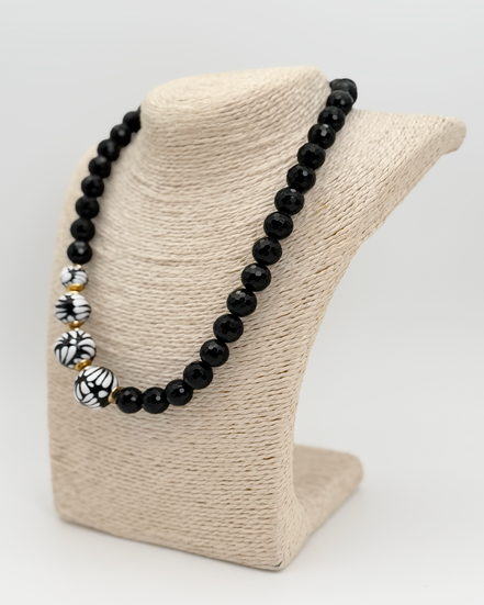COLLAR ONIX FACETADO ESFERA LATERAL
