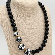 COLLAR ONIX FACETADO ESFERA LATERAL