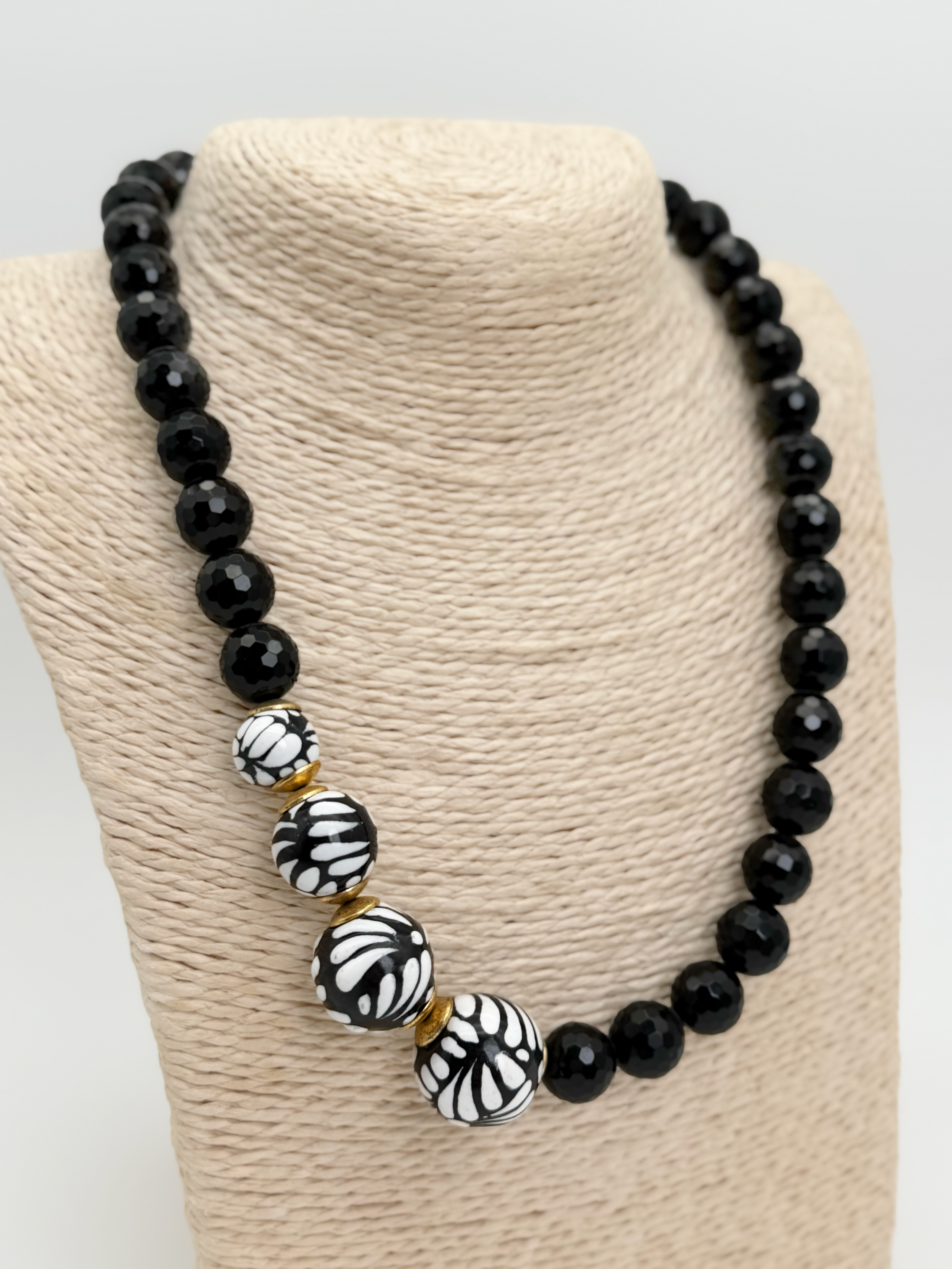 COLLAR ONIX FACETADO ESFERA LATERAL