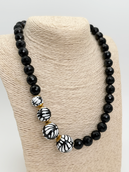 COLLAR ONIX FACETADO ESFERA LATERAL