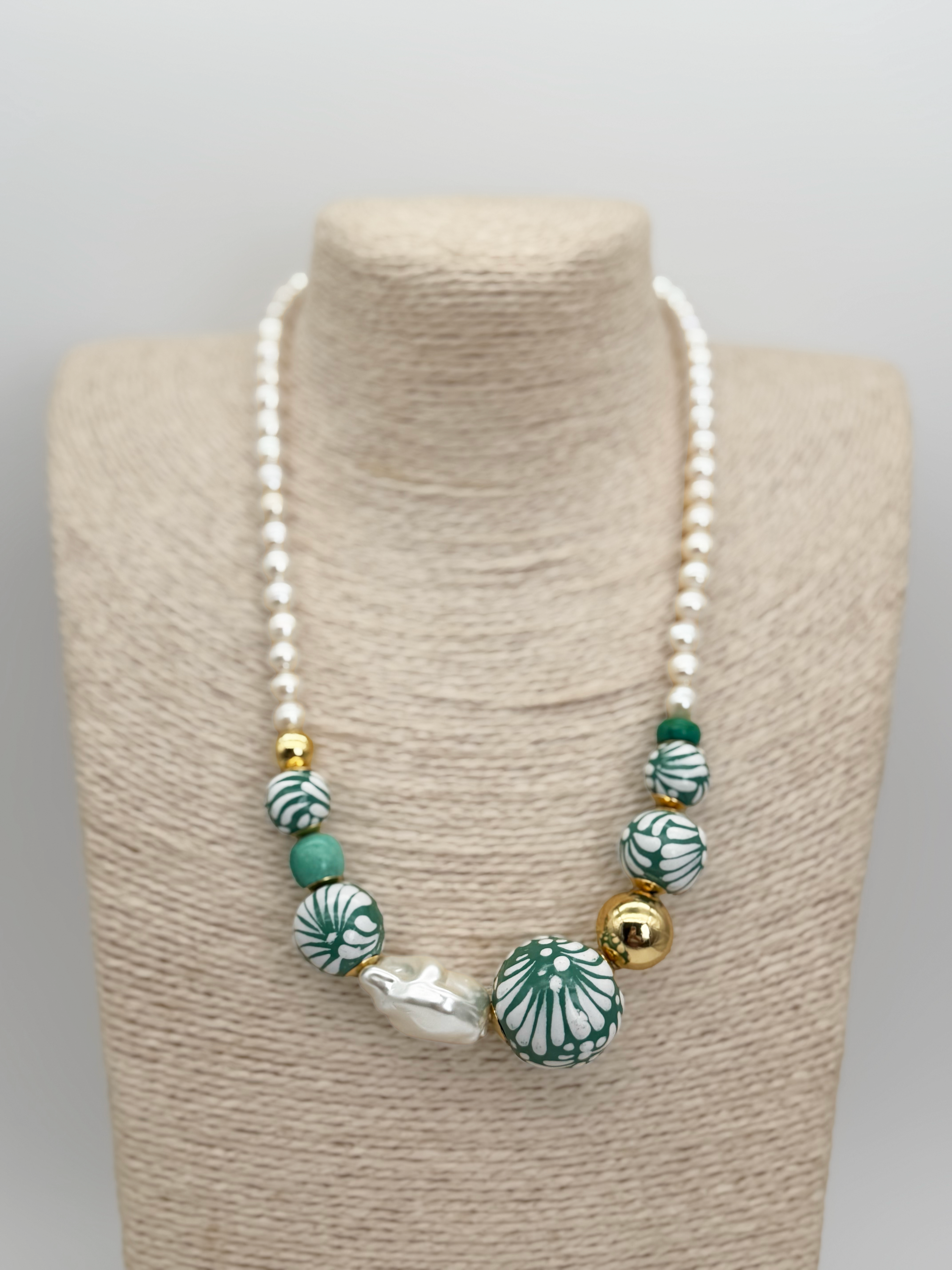 SHORT PEARL NECKLACE