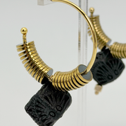 ARRACADA CON HEMATITA CUBO BARRO NEGRO