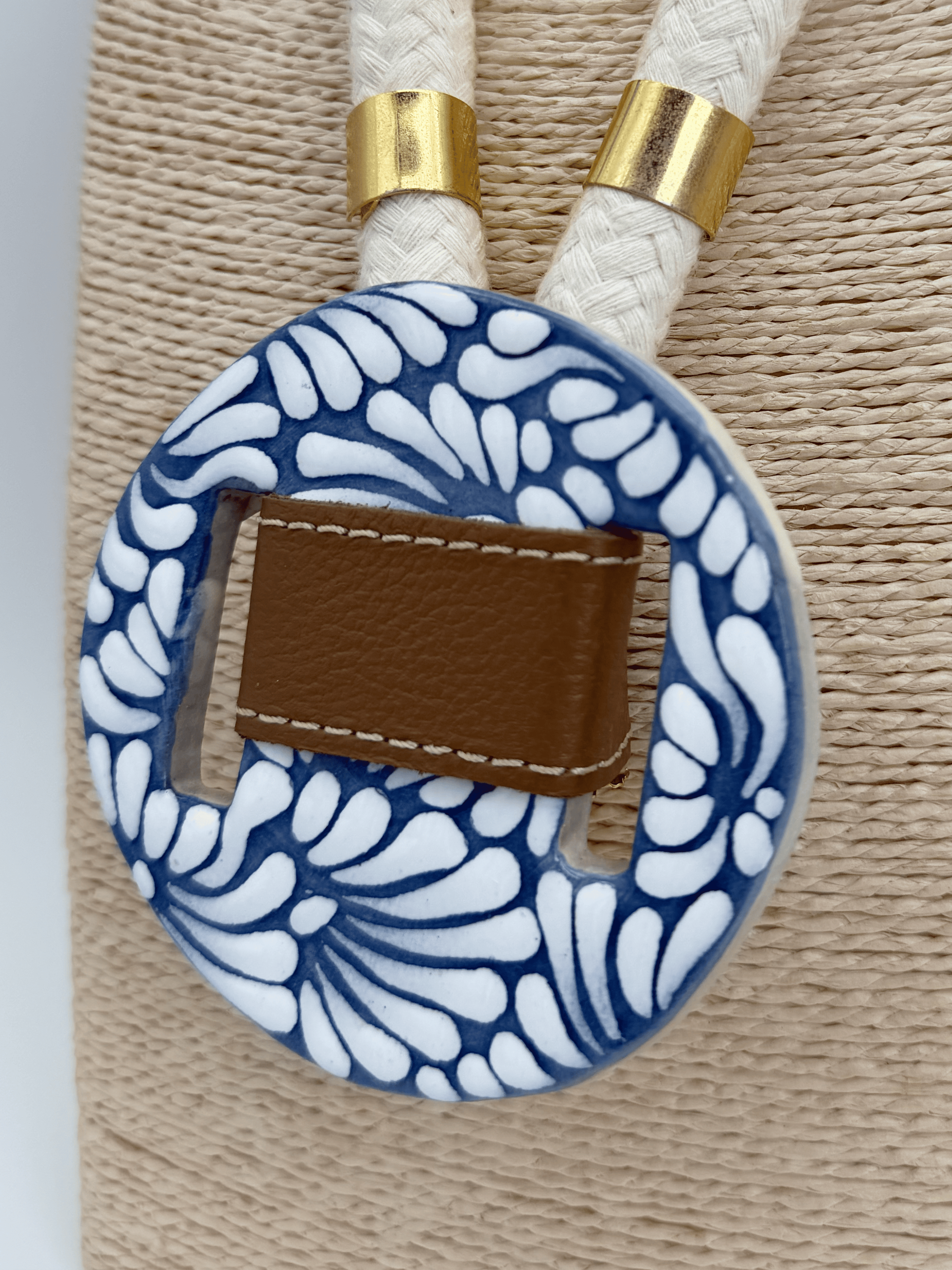 COLLAR CORDON BEIGE GRUESO, PIEL ANILLOS DORADOS, Y CIRCULO DE TALAVERA GRANDE