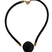 COLLAR ESFERA DE BARRO NEGRO