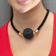 COLLAR ESFERA DE BARRO NEGRO