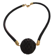 COLLAR ESFERA DE BARRO NEGRO