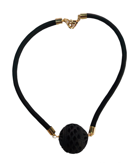 COLLAR ESFERA DE BARRO NEGRO