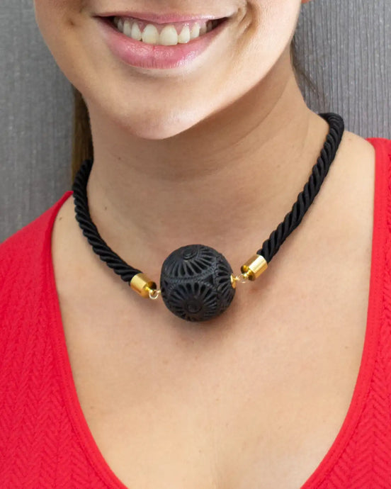 COLLAR ESFERA DE BARRO NEGRO