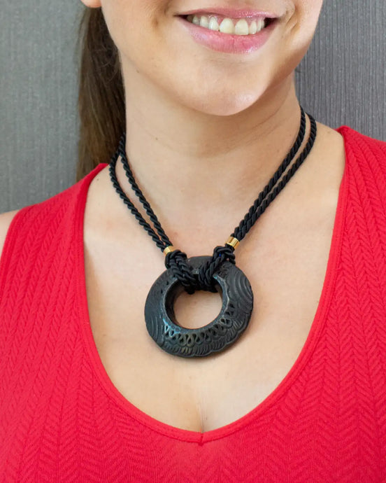 SHORT HOOP NECKLACE