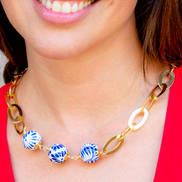 COLLAR LARGO ESFERAS LATERAL