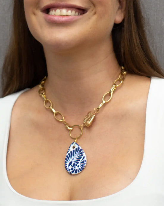 COLLAR GOTA PERLA CHAPA