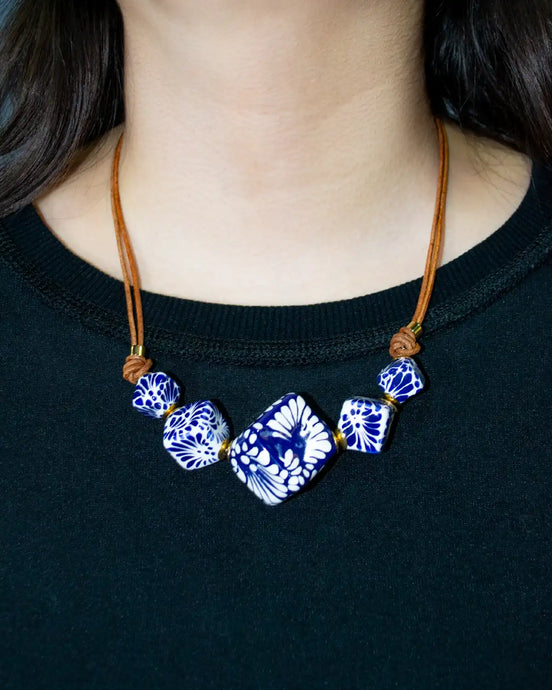 COLLAR CUBOS Y PIEL