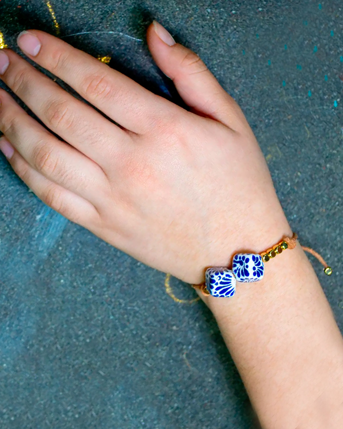 PULSERA 2 CUBOS TALAVERA Y CUBITOS DORADOS