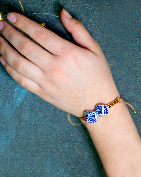 PULSERA 2 CUBOS TALAVERA Y CUBITOS DORADOS