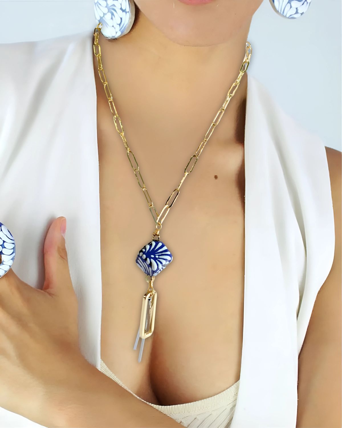 COLLAR CADENA DORADA CUBO AZUL CADENA Y PALITOS PLATA