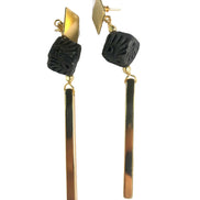 ARETE BASE CUADRADA CUBO BARRO NEGRO Y BARRA DORADA