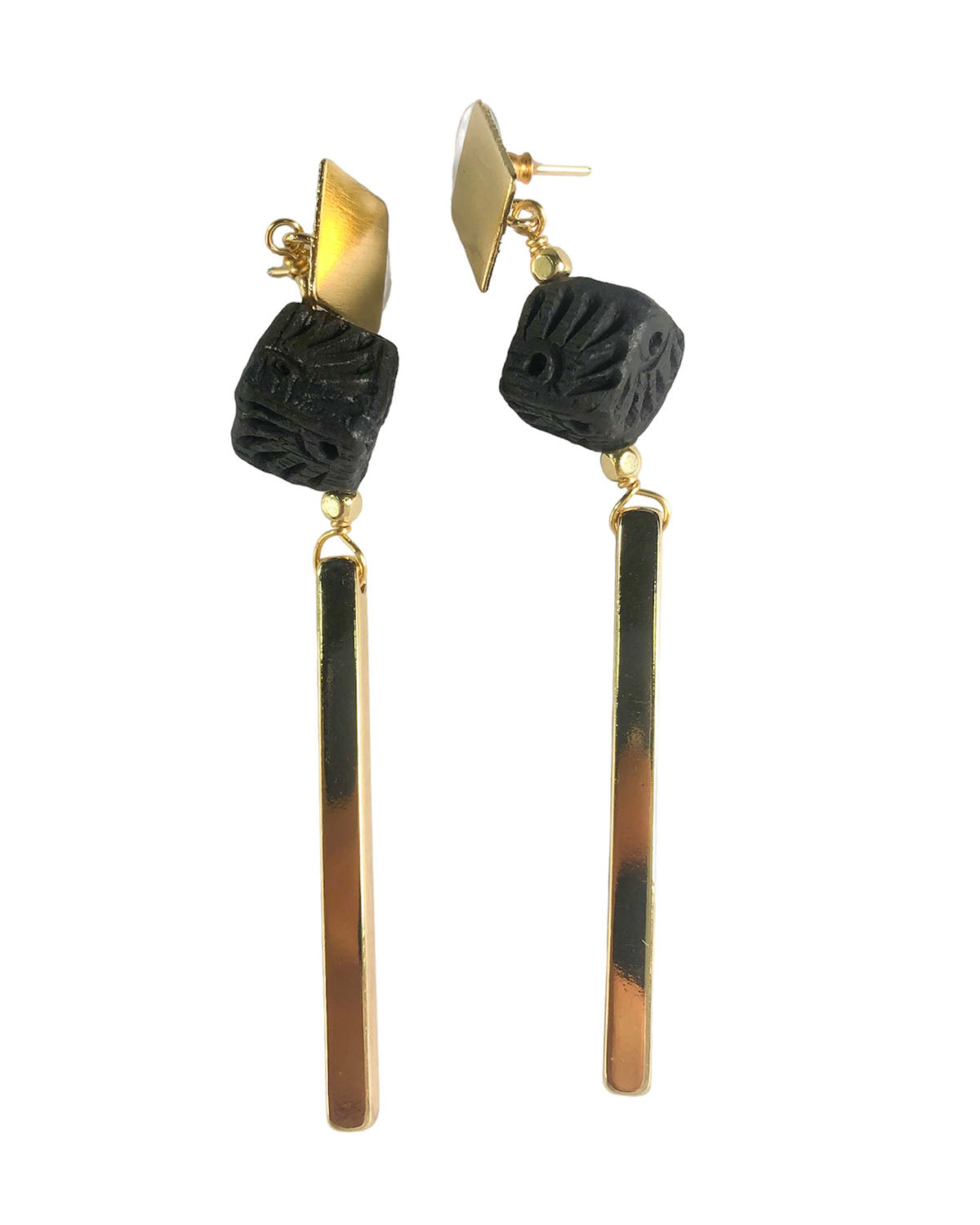 ARETE BASE CUADRADA CUBO BARRO NEGRO Y BARRA DORADA