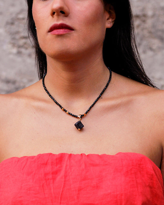COLLAR NEGRO CUBO