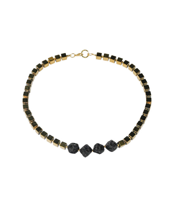 Collar corto agata dorada y 4 cubos barro negro