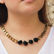 Collar corto agata dorada y 4 cubos barro negro