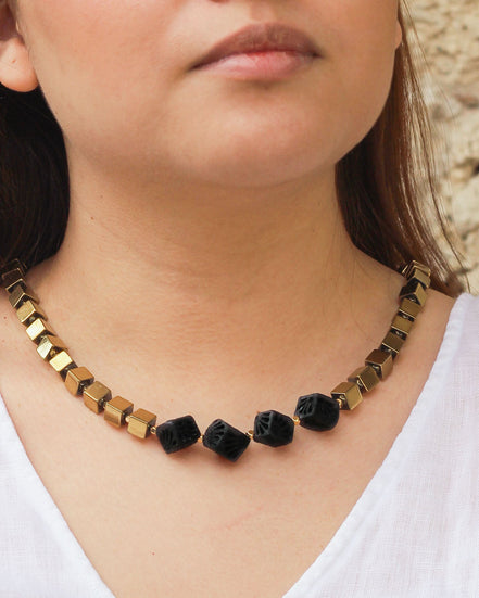 Collar corto agata dorada y 4 cubos barro negro