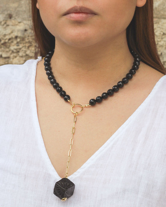 COLLAR ONIX ARGOLLA Y CADENA CUBO BARRO NEGRO