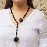 COLLAR LARGO ONIX Y CUBOS BARRO NEGRO
