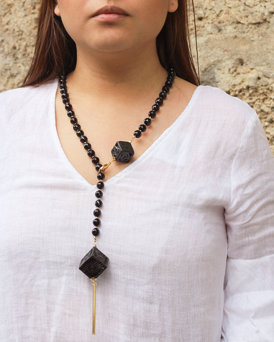 COLLAR LARGO ONIX Y CUBOS BARRO NEGRO