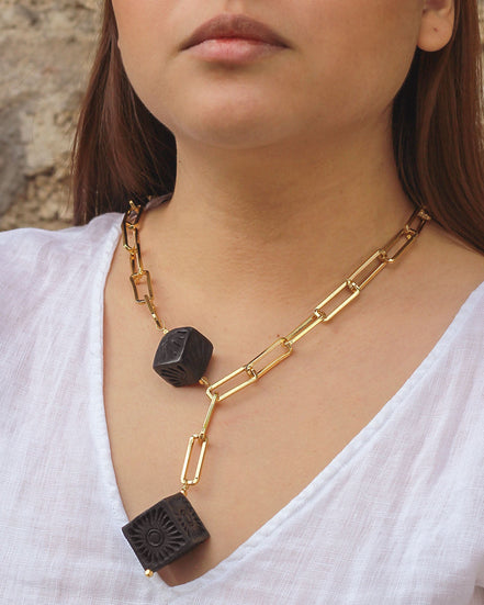 COLLAR CADENAS Y CUBOS BARRO NEGRO