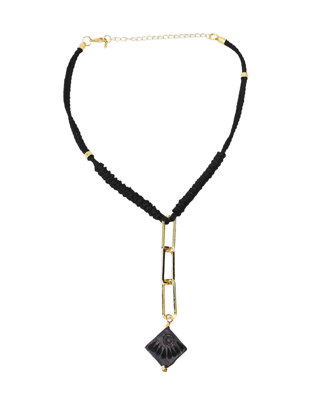 COLLAR CORDÓN NUDOS CADENA Y CUBO BARRO NEGRO
