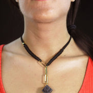 COLLAR CORDÓN NUDOS CADENA Y CUBO BARRO NEGRO