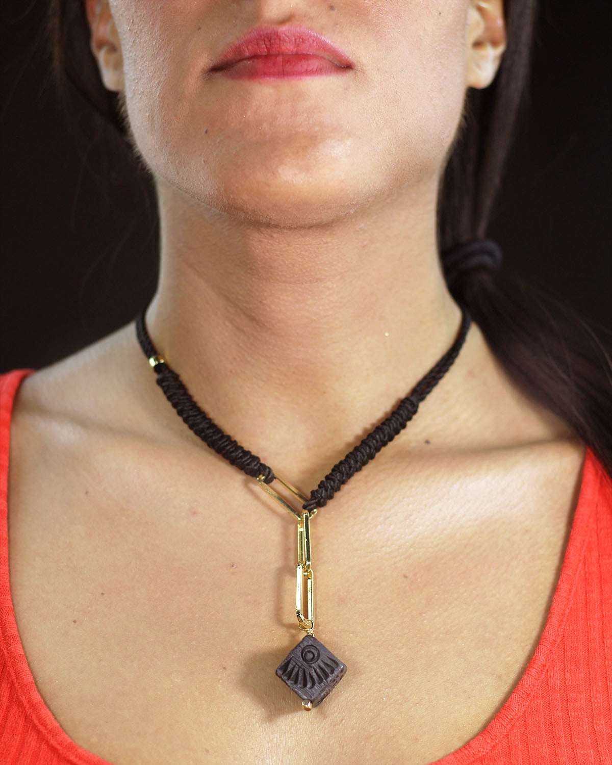 COLLAR CORDÓN NUDOS CADENA Y CUBO BARRO NEGRO