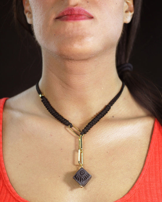 COLLAR CORDÓN NUDOS CADENA Y CUBO BARRO NEGRO