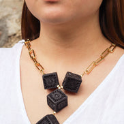 COLLAR CADENA Y CUBOS GRANDE BARRO NEGRO