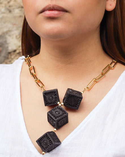 COLLAR CADENA Y CUBOS GRANDE BARRO NEGRO