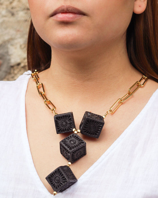 COLLAR CADENA Y CUBOS GRANDE BARRO NEGRO