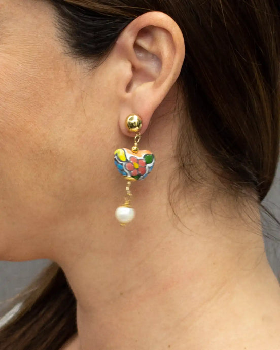 ARETE CORAZON PERLA COLOR