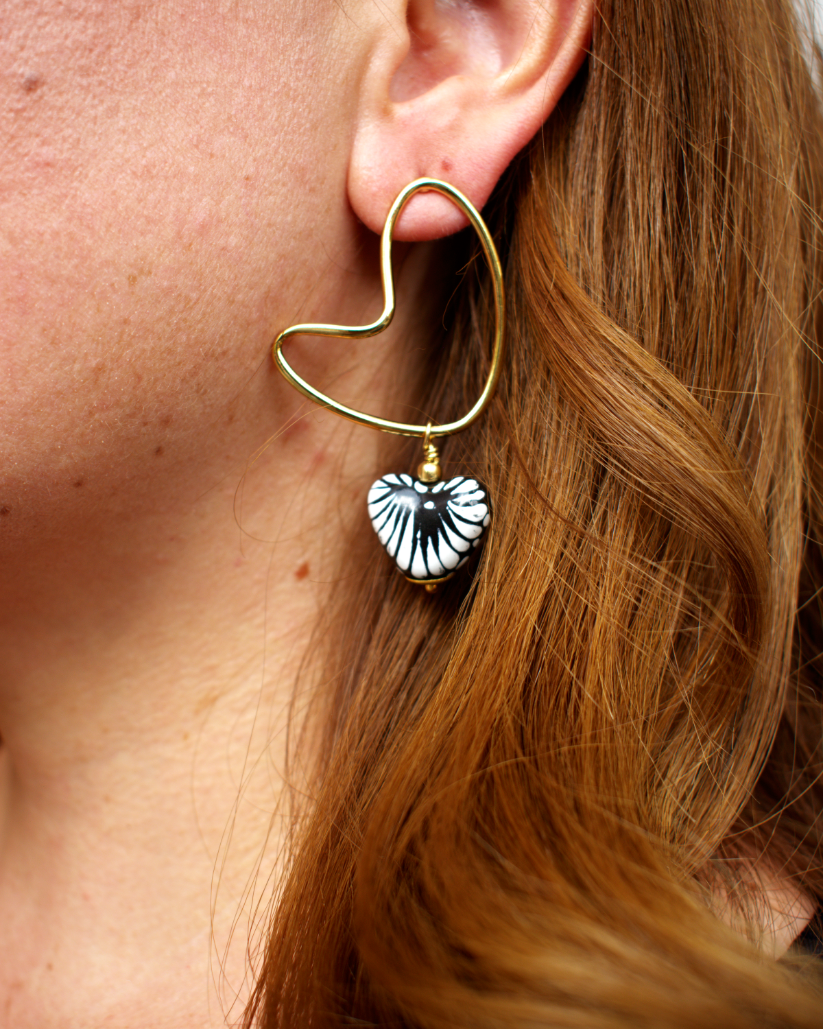 ARETE CORAZON CURVO NEGRO