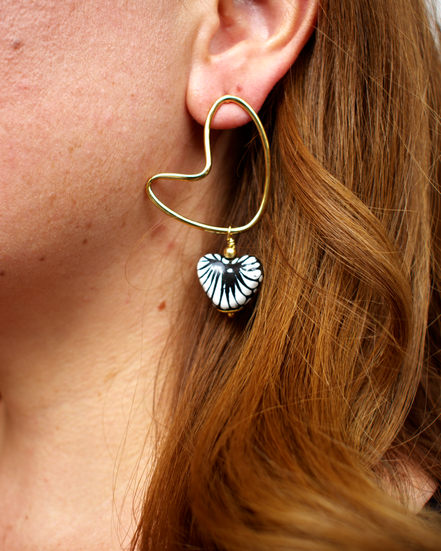 ARETE CORAZON CURVO NEGRO