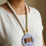 COLLAR CORDON BEIGE GRUESO, PIEL ANILLOS DORADOS, Y CIRCULO DE TALAVERA GRANDE