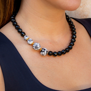 COLLAR ONIX FACETADO ESFERA LATERAL