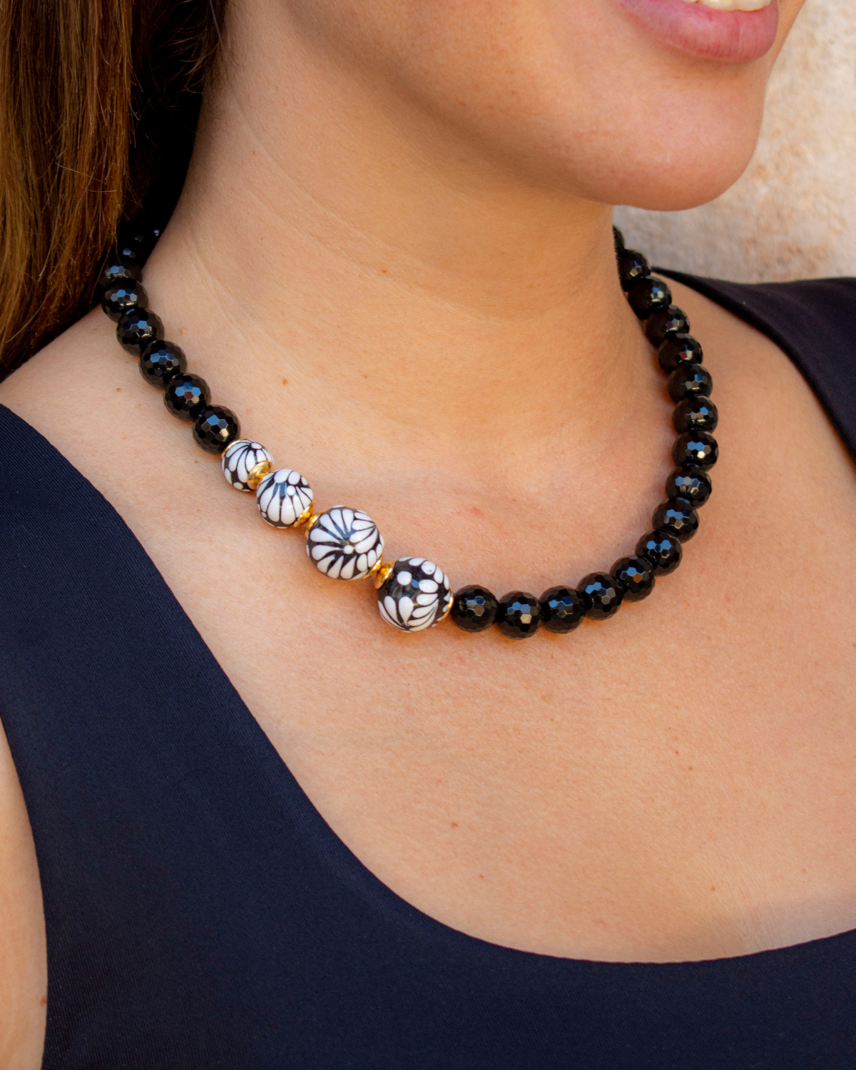 COLLAR ONIX FACETADO ESFERA LATERAL